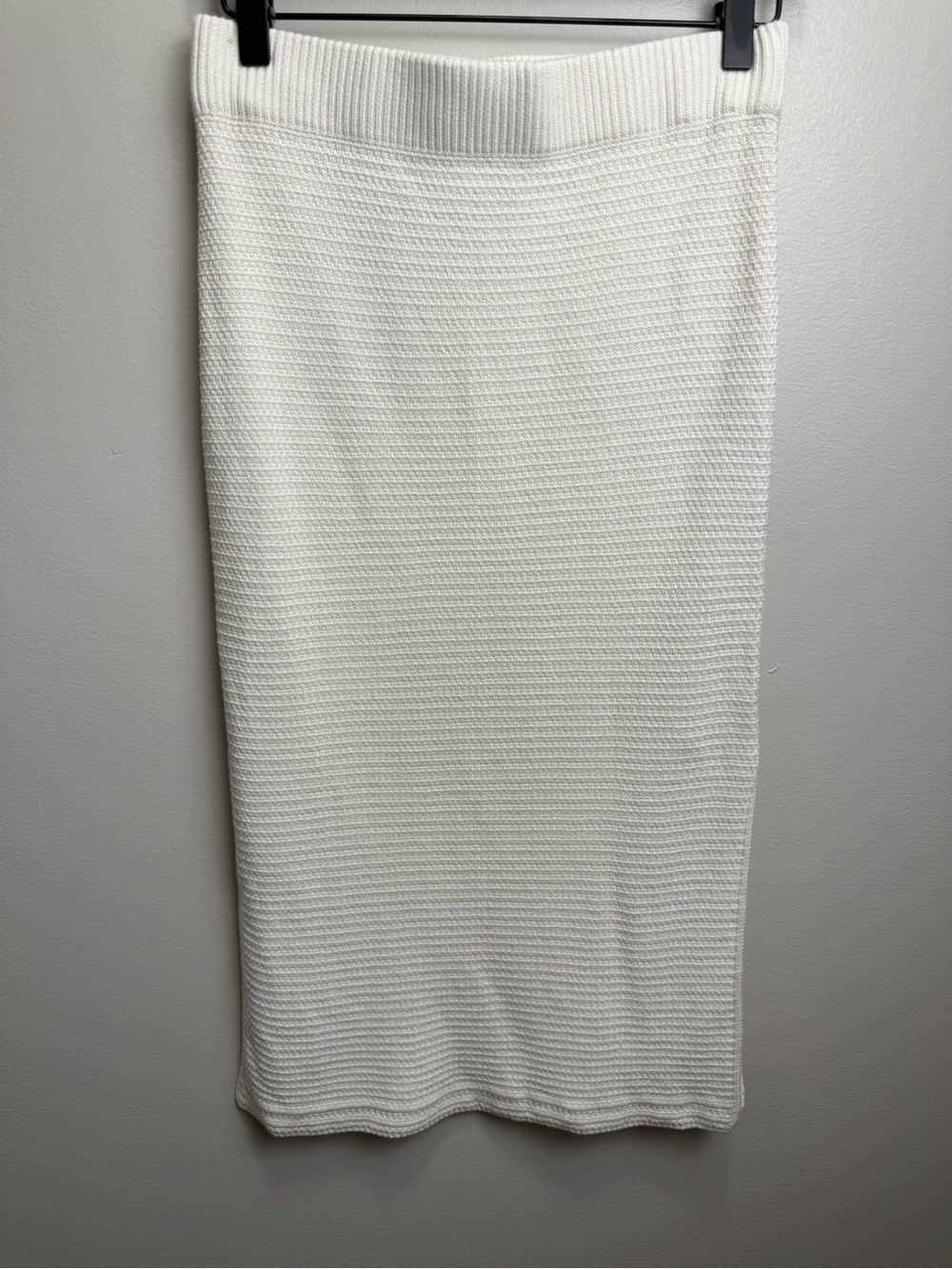 H/G Fitted Textured White Knit Midi Skirt with Elastic Waist Sz L